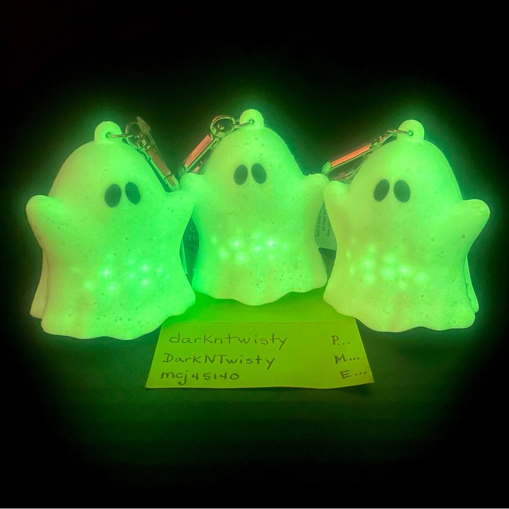 1 BNWT BBW GLITTER GHOST ANTIBAC HOLDER KEYCHAIN CHARM LIGHTS UP & GLOWS IN DARK